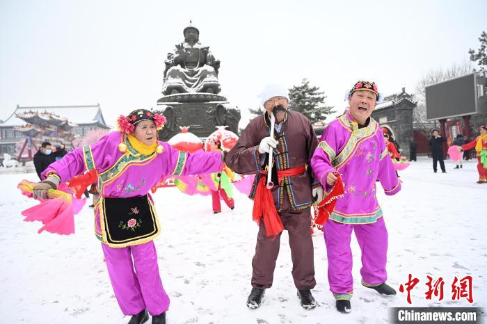 2月13日，秧歌隊在呼和浩特市大召廣場雪中起舞?！⑽娜A 攝