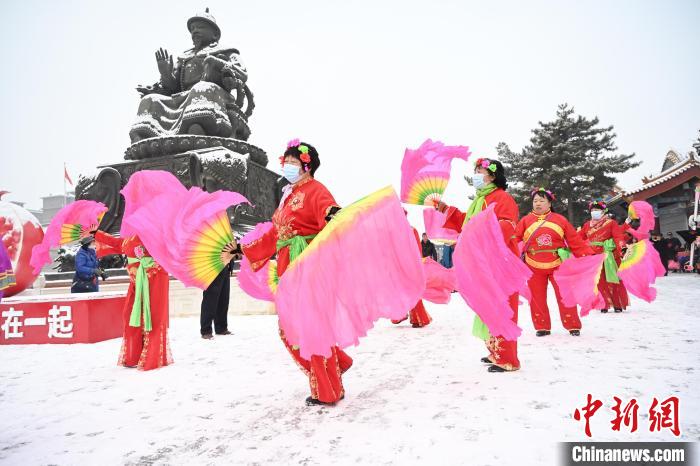 2月13日，秧歌隊在呼和浩特市大召廣場雪中起舞?！⑽娜A 攝