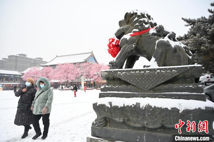 2月13日，民眾在呼和浩特市大召廣場雪中漫步。　劉文華 攝