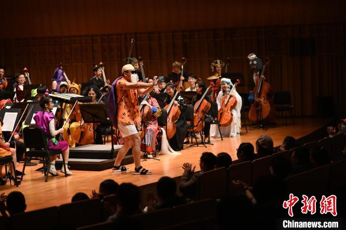 圖為樂團指揮“龜仙人”。　西安交響樂團供圖