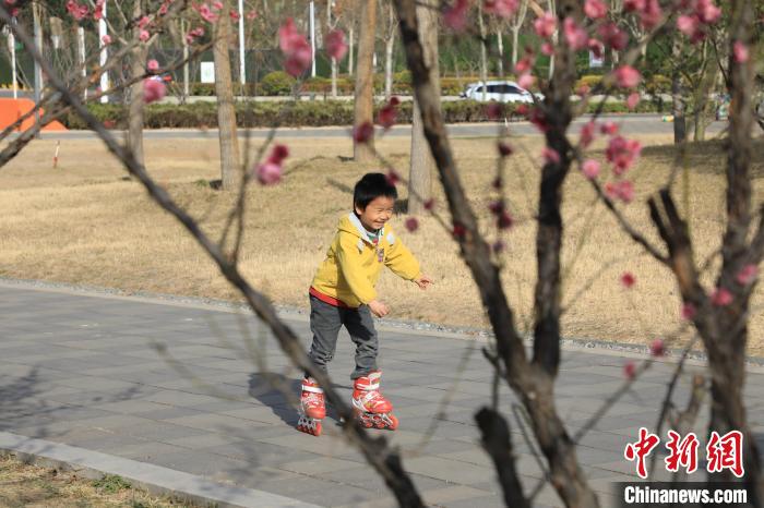 小朋友公園里玩耍?！∴囆?攝