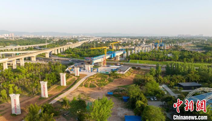 航拍正在建設(shè)的成都至自貢高速鐵路跨成都繞城高速公路連續(xù)梁施工現(xiàn)場。　劉忠俊 攝