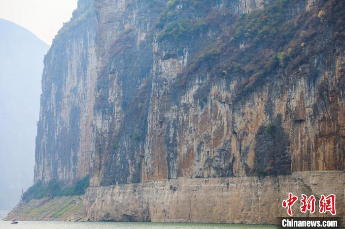 圖為瞿塘峽兩岸壯麗景致。　梁欽卿 攝