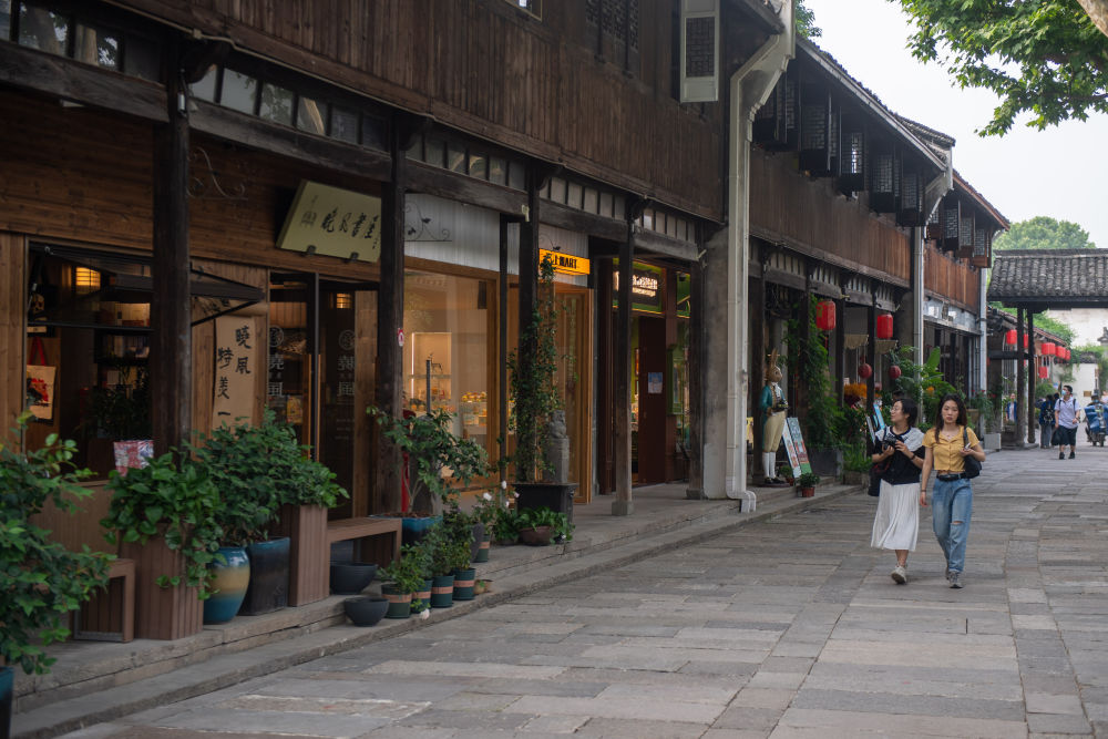 　5月27日，游客在大運河邊的世界文化遺產點杭州橋西歷史文化街區(qū)游玩。新華社記者江漢 攝