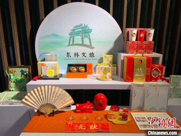 發(fā)展論壇現(xiàn)場展出的無錫城市文創(chuàng)作品?！O權(quán) 攝