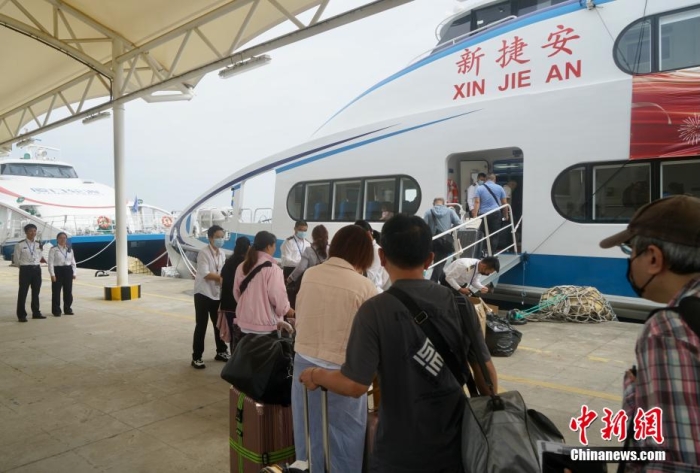 圖為乘客登船準(zhǔn)備從廈門啟航前往金門。福建海事 供圖