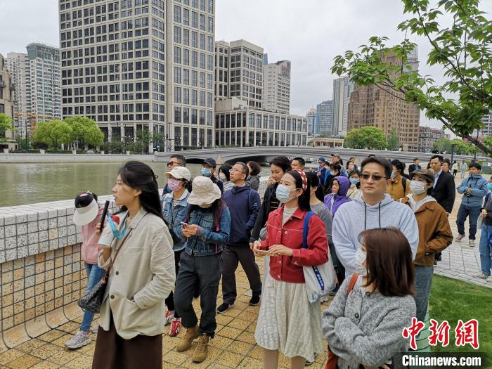 新階層人士走讀黃浦蘇州河沿岸。　范宇斌 攝