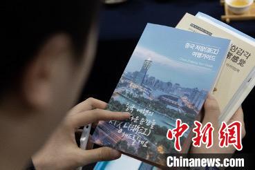 參展觀眾閱讀浙江文旅手冊(cè)?！《≌裾?攝