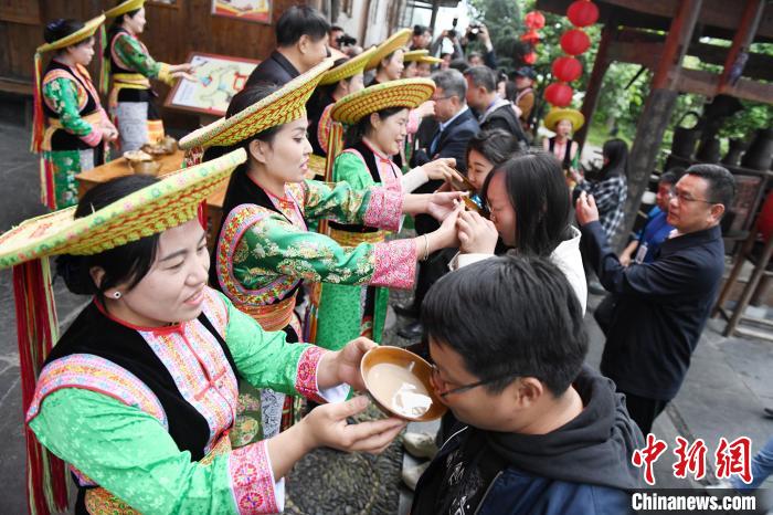 楓香瑤寨村民用攔門(mén)酒熱情迎接客人?！钊A峰 攝