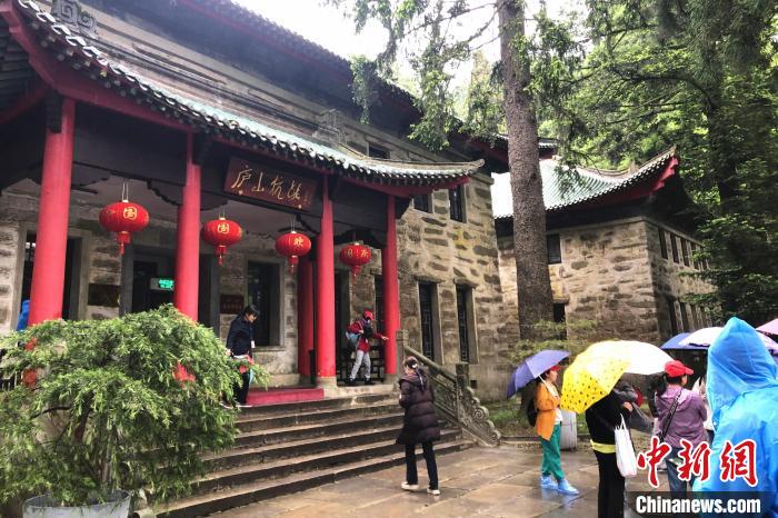 圖為在廬山抗戰(zhàn)博物館外，有不少等待參觀的游客?！蛆i泉 攝