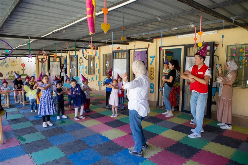 圖為中埃青年志愿者在埃及新開羅幼兒園開展“志愿服務(wù)伴成長，中埃攜手慶六一”活動。中建埃及分公司供圖