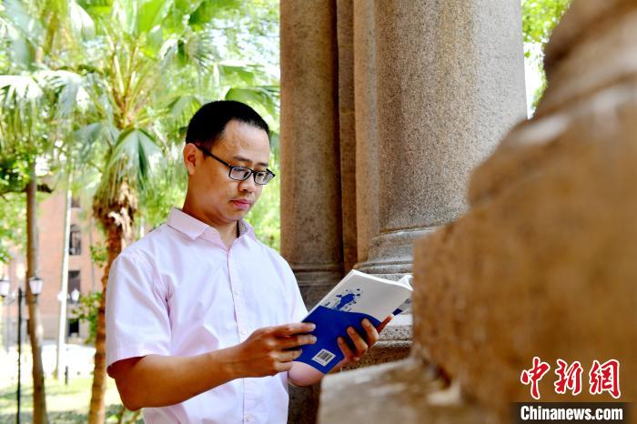 圖為福建師范大學(xué)教育學(xué)院臺(tái)灣教師陳昭志正在看書?！蚊?攝