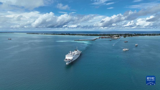 7月22日，中國海軍“和平方舟”號醫(yī)院船結(jié)束基里巴斯訪問，駛離塔拉瓦港。新華社發(fā)（桂江波 攝）