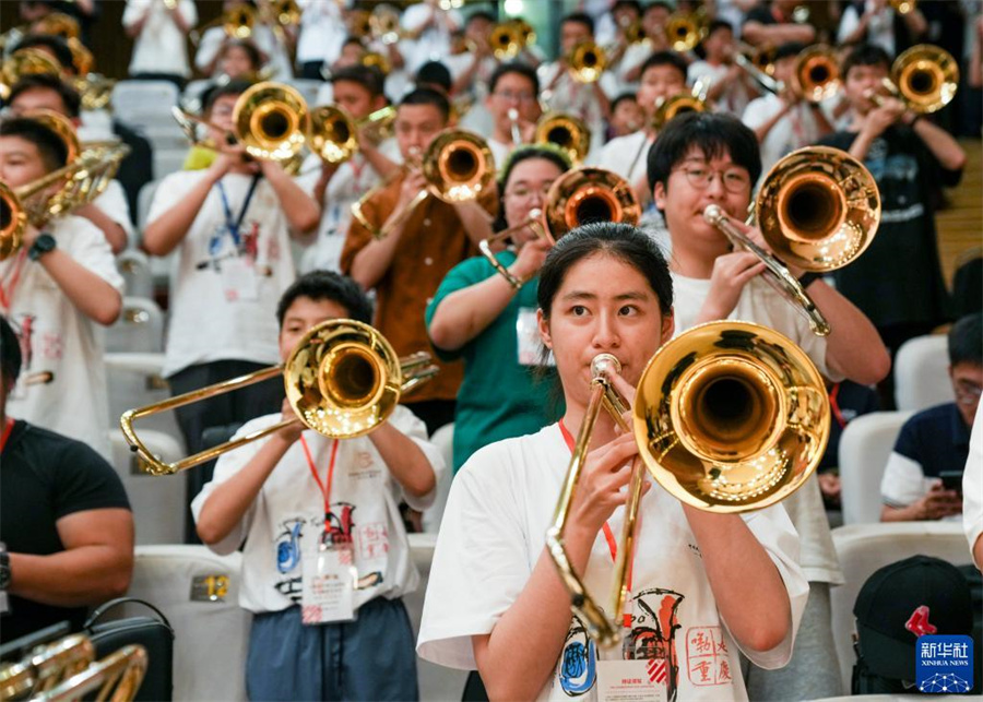 8月1日，在第九屆中國國際低音銅管藝術節(jié)的一場公益大師課上，低音銅管樂器愛好者在練習長號。新華社記者 劉潺 攝