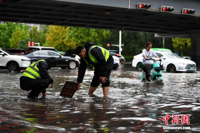 7月30日，河北省持續(xù)發(fā)布暴雨紅色預(yù)警信號(hào)。受今年第5號(hào)臺(tái)風(fēng)“杜蘇芮”殘余環(huán)流影響，7月28日以來(lái)，地處華北地區(qū)的河北省大部出現(xiàn)降雨。30日17時(shí)，該省氣象臺(tái)發(fā)布當(dāng)日第三次暴雨紅色預(yù)警信號(hào)。石家莊市城區(qū)不少區(qū)域積水嚴(yán)重，城管、環(huán)衛(wèi)、園林、市政等部門緊急出動(dòng)，聯(lián)合疏堵保暢，筑牢防汛安全屏障。圖為石家莊裕華區(qū)城管局防汛隊(duì)員對(duì)沿街收水井進(jìn)行雜物清理，以保證排水暢通。翟羽佳 攝