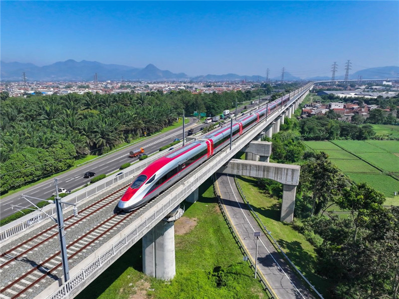 奔馳在雅萬(wàn)高鐵上的動(dòng)車組。中車青島四方機(jī)車車輛股份有限公司供圖