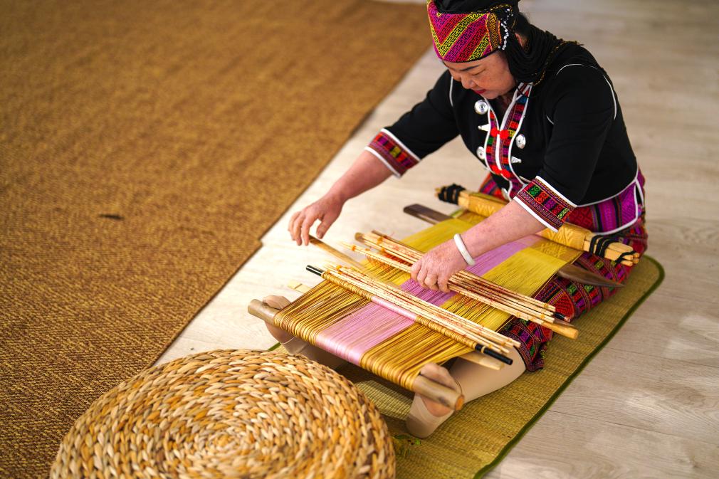 4月17日，黎族傳統(tǒng)紡染織繡技藝國家級代表性傳承人劉香蘭在2023年意大利米蘭設(shè)計(jì)周上展示黎錦織造技藝。新華社發(fā)