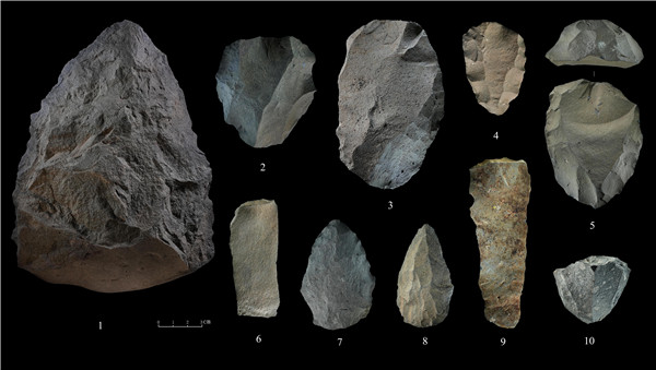 石制品 1.手斧 2、4、5.勒瓦婁哇石核（循環(huán)剝片法、優(yōu)先剝片法）3.勒瓦婁哇石葉石核 6.勒瓦婁哇石葉 7、8.勒瓦婁哇尖狀器 9.石葉 10.錐形石葉石核。中肯聯(lián)合考古隊(duì)供圖