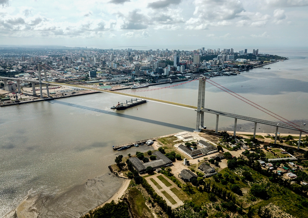 這是2019年4月8日在莫桑比克首都馬普托拍攝的馬普托大橋（無人機照片）。新華社記者 張宇 攝