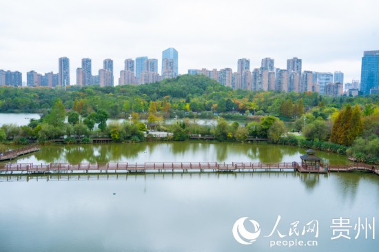 秋日時節(jié)，觀山湖公園景色美不勝收。人民網(wǎng) 陽茜攝