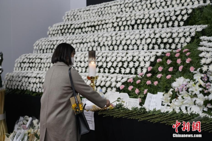 當(dāng)?shù)貢r間11月1日23時45分許，韓國民眾在位于首爾廣場的集體焚香所悼念梨泰院踩踏事故遇難者。 <a target='_blank' href='/'><p  align=