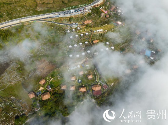 航拍掩映在晨間薄霧中的“花都里·化屋野奢度假營地“。人民網 陽茜攝