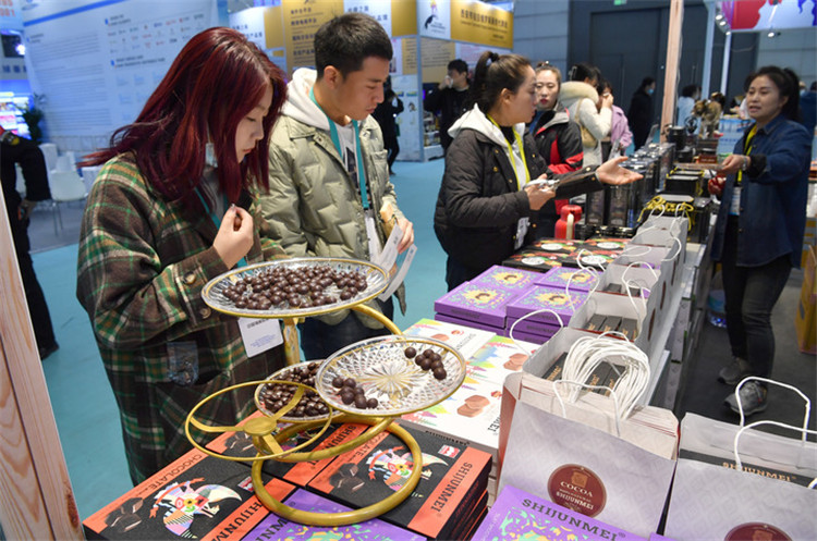 11月16日，觀眾在第七屆絲博會(huì)印度尼西亞展位上參觀選購食品。新華社記者 邵瑞 攝