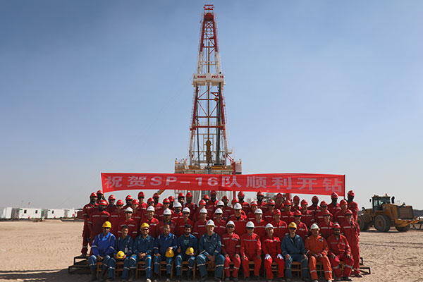 12月25日，中石化國工科威特分公司SINOPEC-16隊在科威特北部油區(qū)順利開鉆。中石化供圖