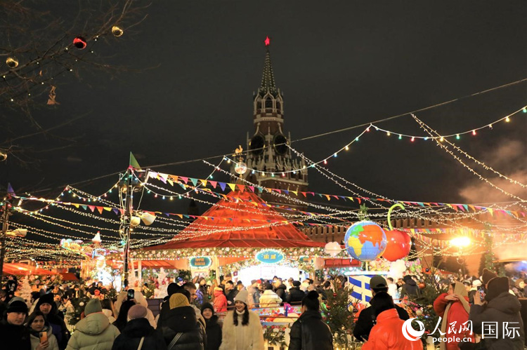 位于莫斯科紅場中央的“古姆”新年集市。人民網(wǎng)記者 隋鑫攝