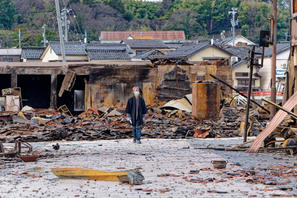 1月4日，一名市民查看日本石川縣輪島市“輪島早市”廢墟。新華社記者張笑宇攝