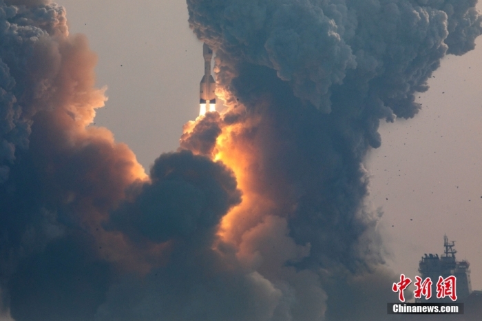 北京時間1月11日13時30分，引力一號遙一運(yùn)載火箭由太原衛(wèi)星發(fā)射中心在山東海陽附近海域點(diǎn)火升空，將云遙一號18～20星3顆衛(wèi)星送入預(yù)定軌道，飛行試驗(yàn)任務(wù)獲得圓滿成功。這是引力一號火箭首次飛行，創(chuàng)造全球最大固體運(yùn)載火箭、中國運(yùn)力最大民商火箭紀(jì)錄。圖/太原衛(wèi)星發(fā)射中心