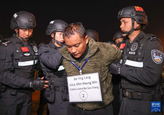 1月30日，在緬甸內比都國際機場，緬甸警方依法向我公安機關移交緬北重大犯罪嫌疑人白應蒼。新華社記者 殷剛 攝