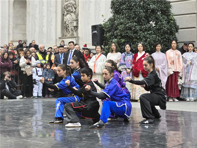 當?shù)匚湫g學院進行武術表演。張錫琪攝