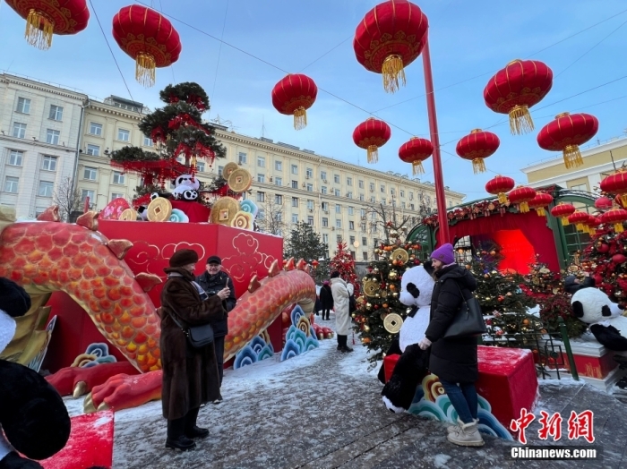 當(dāng)?shù)貢r(shí)間2月9日，中國農(nóng)歷新年慶?；顒?dòng)啟動(dòng)儀式在莫斯科市中心的卡梅爾格爾斯基巷舉行。中國駐俄大使張漢暉，俄羅斯外交部發(fā)言人扎哈羅娃，以及俄羅斯文化部和莫斯科市政府官員出席。慶?；顒?dòng)將持續(xù)至18日。圖為當(dāng)?shù)孛癖娫谔鼐S爾廣場(chǎng)與大熊貓玩偶合影。<a target='_blank' href='/'><p  align=