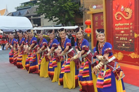 2月10日，演員在泰國(guó)曼谷唐人街舉行的“歡樂春節(jié)”活動(dòng)上跳舞。當(dāng)日，泰國(guó)“歡樂春節(jié)”文化活動(dòng)在曼谷唐人街舉辦。（新華社發(fā)，拉亨攝）