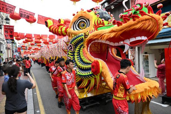 2月1日，由馬來西亞和中國的100多名青少年組成的舞龍隊(duì)在馬來西亞馬六甲市雞場(chǎng)街上共舞一條近200米的“長(zhǎng)龍”。這是活動(dòng)現(xiàn)場(chǎng)的“長(zhǎng)龍”。新華社記者程一恒攝