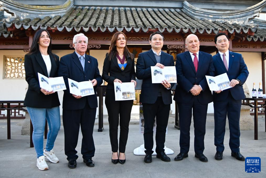 3月6日，嘉賓出席在馬耳他桑塔露琪亞市舉行的中國(guó)生肖郵票發(fā)行儀式。新華社發(fā)（喬納森·博格攝）