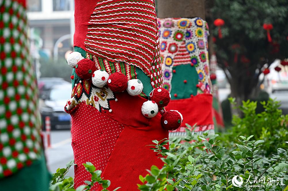 杭州市拱墅區(qū)獅虎橋路上的行道樹“穿”上了新裝。人民網(wǎng) 葉賓得攝