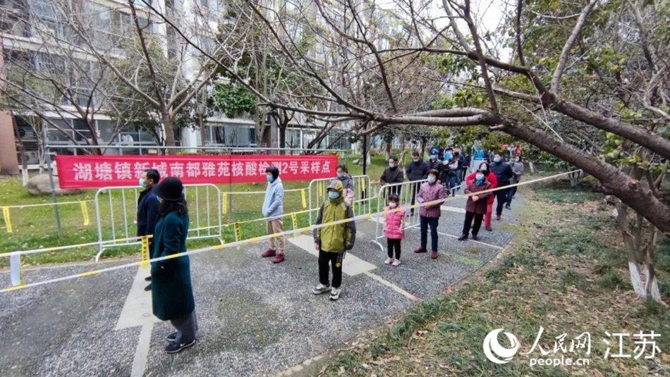 湖塘鎮(zhèn)黨員干部定點、定人、定崗、定責保障核酸檢測有序進行。 武進區(qū)委宣傳部供圖