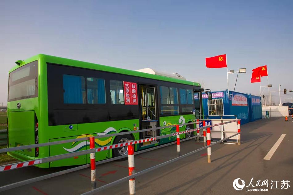 淮安市客總汽車運輸有限公司調(diào)集兩部車況最佳“核酸采樣流動車”，組建黨員“先鋒崗”。紀星名攝