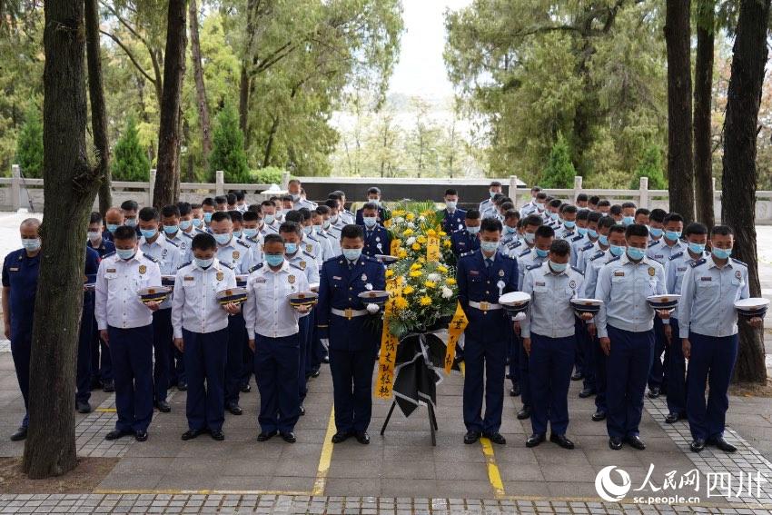 涼山州森林消防支隊駐西昌全體消防救援人員一同前往西昌市烈士陵園舉行紀念活動。樊文淵攝