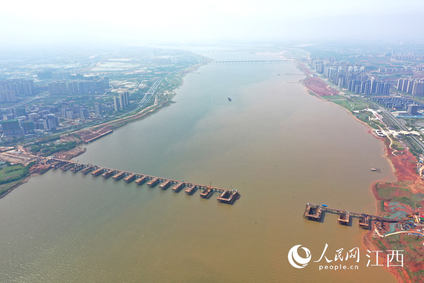 航拍九龍湖過(guò)江大橋，該橋是南昌第七座跨贛江通道。 人民網(wǎng) 時(shí)雨攝