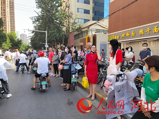 石家莊外國語學校考點外送考的家長。人民網(wǎng) 祝龍超攝