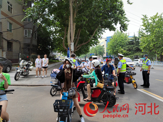 石家莊交警在查處非機(jī)動車違章。人民網(wǎng)祝龍超攝