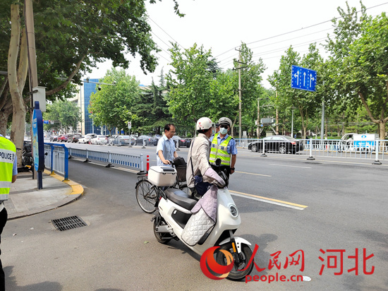 石家莊交警在查處非機(jī)動車違章。人民網(wǎng)祝龍超攝