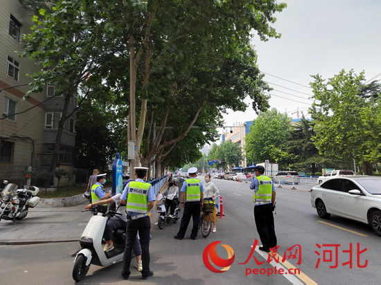 石家莊交警在查處非機(jī)動車違章。人民網(wǎng)祝龍超攝