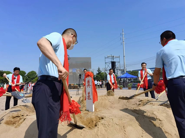 作為今年荷花節(jié)“開場秀”，理士新能源智造園區(qū)項目正式開工。人民網(wǎng) 馬曉波攝