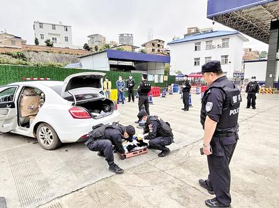 圖為民警對(duì)重點(diǎn)車輛是否攜帶毒品進(jìn)行檢查。省禁毒委供圖