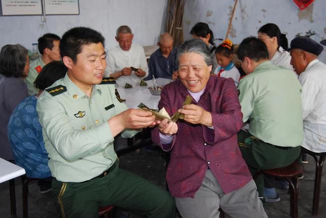 趙德恒與孤寡老人共度端午佳節(jié) 。 濱州市公安局海岸警察支隊岔尖派出所供圖