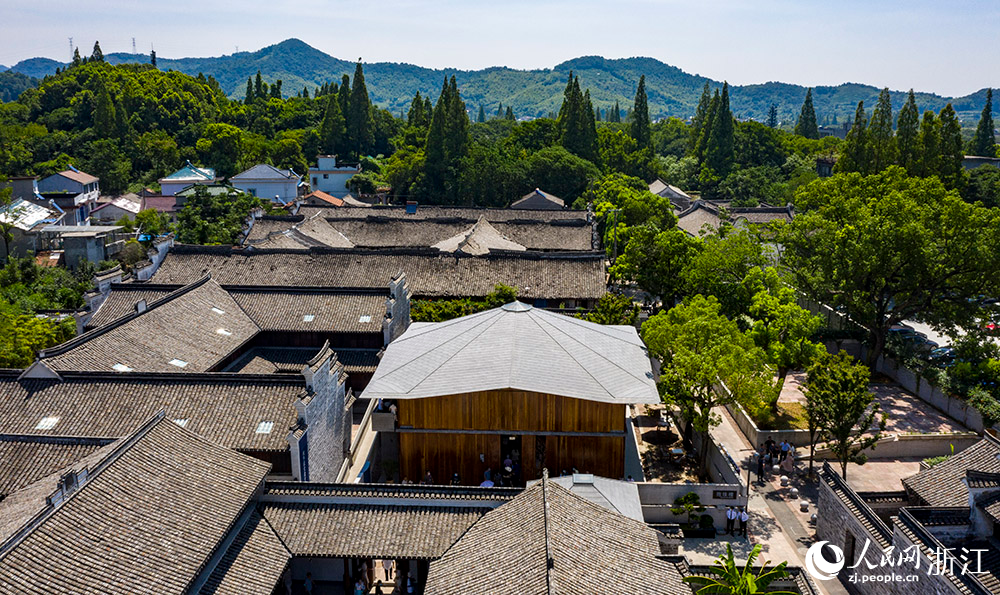 7月23日，空中俯瞰位于寧波市江北區(qū)慈城鎮(zhèn)的抱珠樓。人民網(wǎng) 章勇濤攝